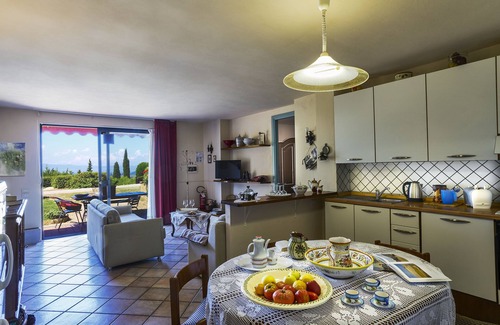 Tavarnelle Val di Pesa Villa | Villa il Borraccio - Apartamento Ciclamino, con piscina con vistas al paisaje del Chianti