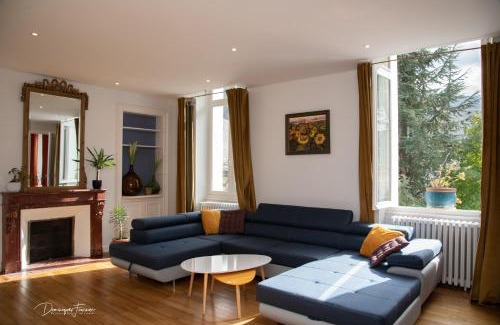Bagneres-de-Luchon Apartamento | VILLA ILIXON - Appartements privés proche du centre de Luchon, parking, billard, jardin
