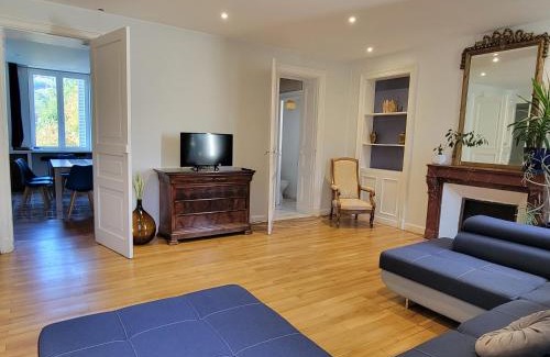 Bagneres-de-Luchon Apartamento | VILLA ILIXON - Appartements privés proche du centre de Luchon, parking, billard, jardin