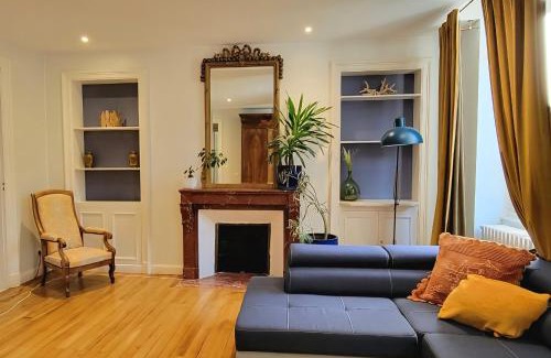 Bagneres-de-Luchon Apartamento | VILLA ILIXON - Appartements privés proche du centre de Luchon, parking, billard, jardin