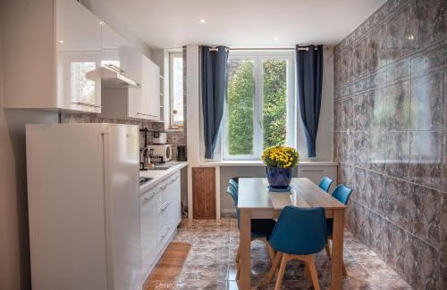 Bagneres-de-Luchon Apartamento | VILLA ILIXON - Appartements privés proche du centre de Luchon, parking, billard, jardin