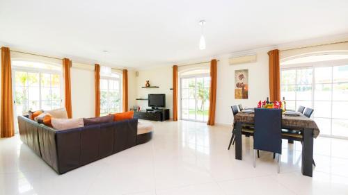 Armacao de Pera Villa | Villa Imagine by Algarve Vacation