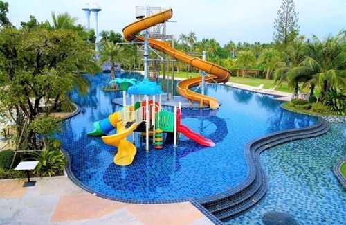 Central Pattaya Villa | Villa in a secure village with shared pool