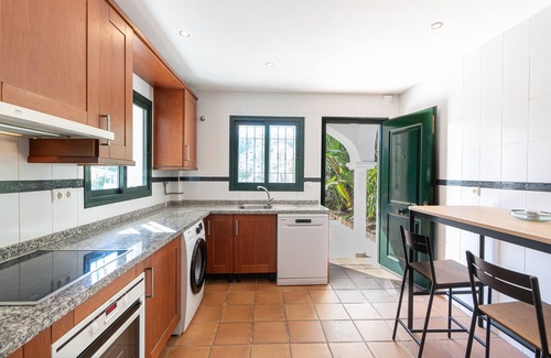 Manilva Chalet De Esquí | villa in goleto wwith private pool
