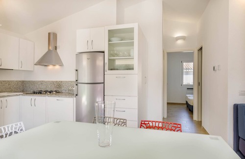 Cardedu Casa | Villa en nueva residencia con piscina comunitaria y aire acondicionado.