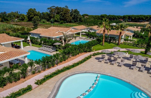 Cardedu Casa | Villa en nueva residencia con piscina comunitaria y aire acondicionado.