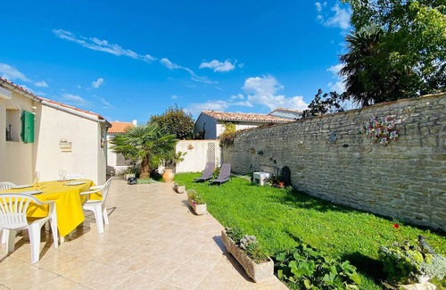 Saint-Martin-de-Re Casa | Villa in the Remparts with garden and parking