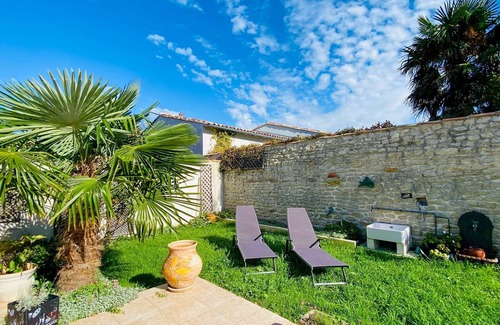 Saint-Martin-de-Re Casa | Villa in the Remparts with garden and parking