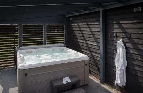 Colijnsplaat Casa | Villa in Zeeland with Outdoor Jacuzzi