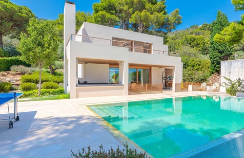 Aiguablava Villa | "Villa Irina en Begur: Lujo y Vistas al Mar Cerca de la Playa"
