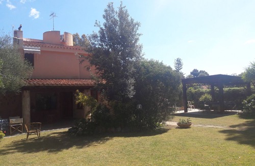 Santa Margherita di Pula Casa | Villa con exuberante jardín, a 250 metros del mar.