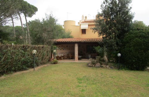 Santa Margherita di Pula Casa | Villa con exuberante jardín, a 250 metros del mar.
