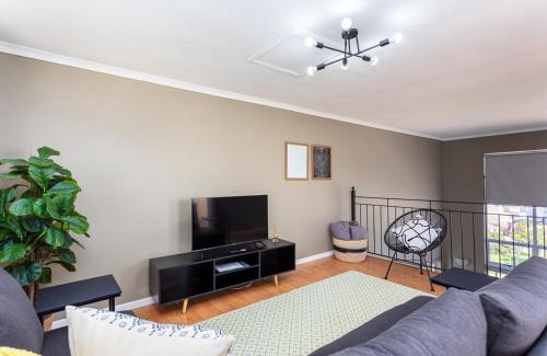 Century City Apartamento | Villa Italia 933 by CTHA
