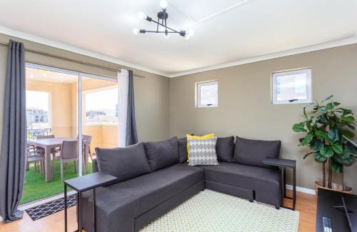Century City Apartamento | Villa Italia 933 by CTHA