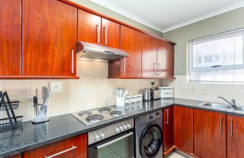 Century City Apartamento | Villa Italia 933 by CTHA
