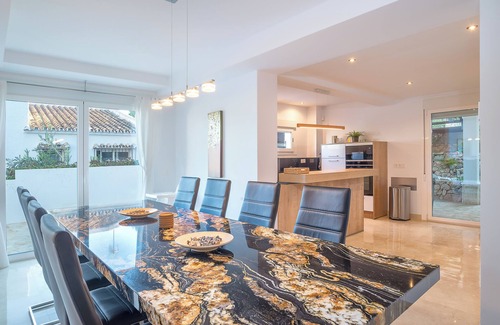 Mijas Villa | "Villa Jazmin" con vistas a la montaña, piscinas, Wi-Fi, aire acondicionado, terrazas y jardín