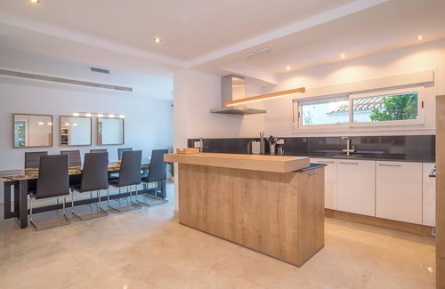 Mijas Villa | "Villa Jazmin" con vistas a la montaña, piscinas, Wi-Fi, aire acondicionado, terrazas y jardín