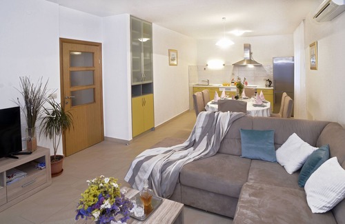 Kastel Sucurac Casa | Villa Josipa- gran piscina privada climatizada y barbacoa y estacionamiento