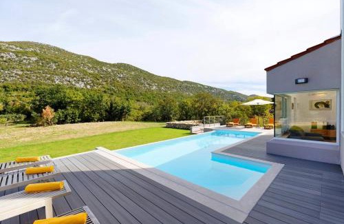 Tucepi Villa | Villa Jure with heated pool, great garden, quiet location