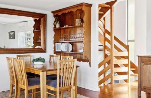 Angourie Villa | Villa Kalinya! Beachside Treehouse Oasis