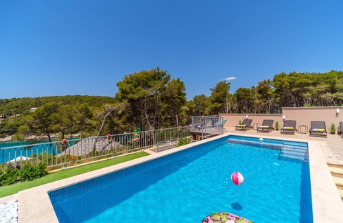Cove Osibova (Milna) Casa | Villa Karmelota with 4 bedrooms and heated pool