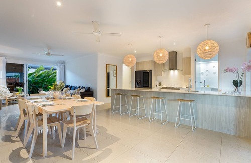 Trinity Beach Casa | Villa Kelurga Coastal Relaxing Escape close to the Beach.Pet friendly