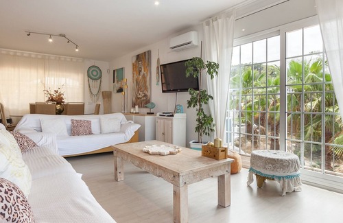 Vora-Sitges Villa | Villa 'La Bohemia' with Mountain View, Wi-Fi and Air Conditioning