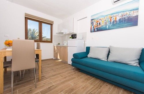 Veliki Drvenik Apartamento | Villa LA - Comfort One-Bedroom Apartment with Terrace and Sea View