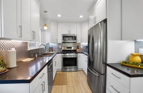 Woodland Hills Casa | Villa La Verde -Remodeled 4BR Villa, Pool & Guesthouse in Los Angeles
