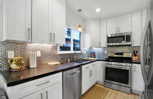 Woodland Hills Casa | Villa La Verde -Remodeled 4BR Villa, Pool & Guesthouse in Los Angeles