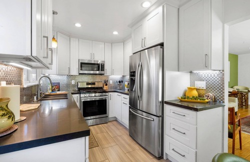 Woodland Hills Casa | Villa La Verde -Remodeled 4BR Villa, Pool & Guesthouse in Los Angeles