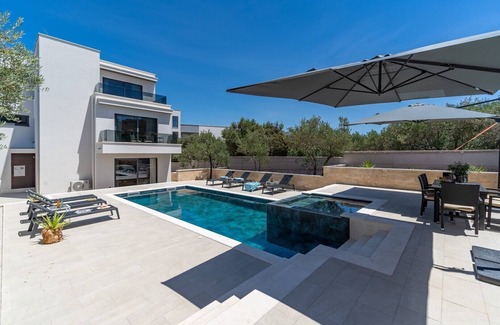Slatine Villa | Villa Lady Maris with heated pool,70m from beach