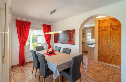 Vinuela Villa | "Villa Las Alondras" con vistas al lago y a la montaña, piscina, jardín y Wi-Fi
