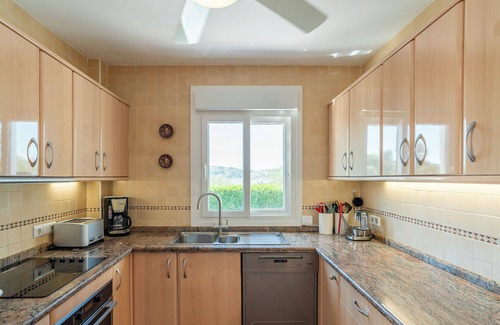 Vinuela Villa | "Villa Las Alondras" con vistas al lago y a la montaña, piscina, jardín y Wi-Fi