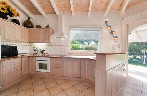 Bonifacio Villa | Villa Excepcional con increíble vista hacia un jardín pacífico