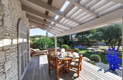 Bonifacio Villa | Villa Excepcional con increíble vista hacia un jardín pacífico