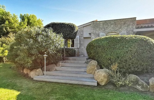 Bonifacio Villa | Villa Excepcional con increíble vista hacia un jardín pacífico