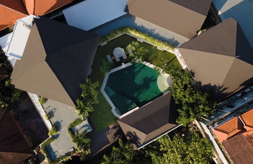 Seminyak Villa | Villa Lenu Seminyak 5bed Villa across from beach and next to shops restaurants