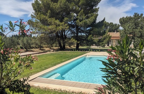 Eygalieres Villa | Villa Lou Cabanoun in Eygalières with view of the Alpilles mountains