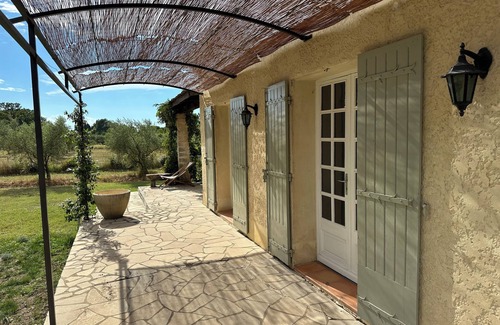 Eygalieres Villa | Villa Lou Cabanoun in Eygalières with view of the Alpilles mountains
