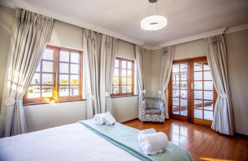 Bellville Casa | Villa Luisa: Sun-filled hidden gem with Pool.