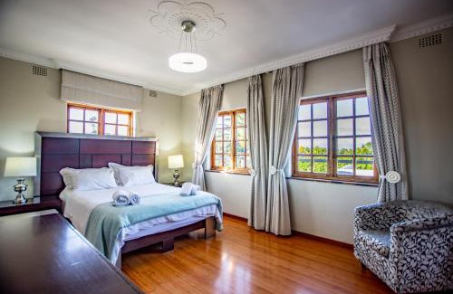 Bellville Casa | Villa Luisa: Sun-filled hidden gem with Pool.