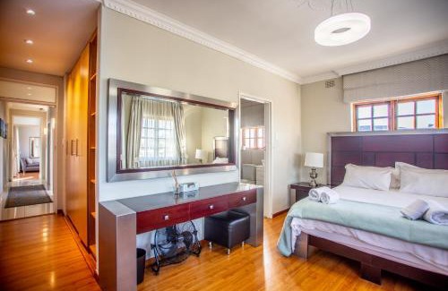 Bellville Casa | Villa Luisa: Sun-filled hidden gem with Pool.