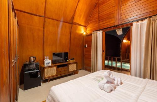 Batubulan Villa | villa lumbung by adis villa, Cozy Wooden Stay, Shared pool