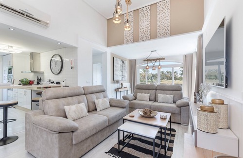 Torre-Pacheco Villa | Villa 'Luxury Frontline Golf' con piscina privada, Wi-Fi y aire acondicionado