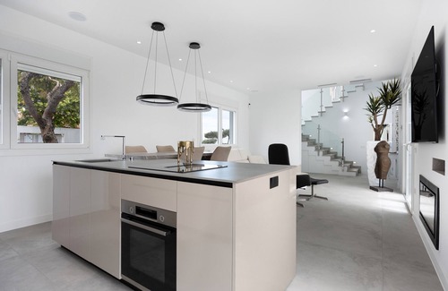Poblado Sancti Petri Villa | Villa 'Miami' con vistas al lago, Wi-Fi y aire acondicionado