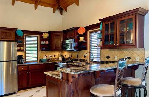 Estate Emmaus Casa | Villa Madeline ~ Cozy Hillside Villa w/ Solar!