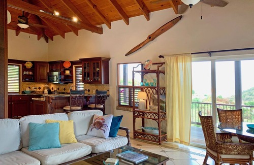 Estate Emmaus Casa | Villa Madeline ~ Cozy Hillside Villa w/ Solar!