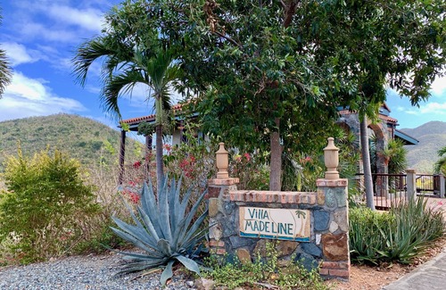 Estate Emmaus Casa | Villa Madeline ~ Cozy Hillside Villa w/ Solar!