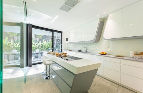 Vallpineda Villa | Villa Magnolia, villa de lujo moderna con piscina privada, capacidad para 6 personas